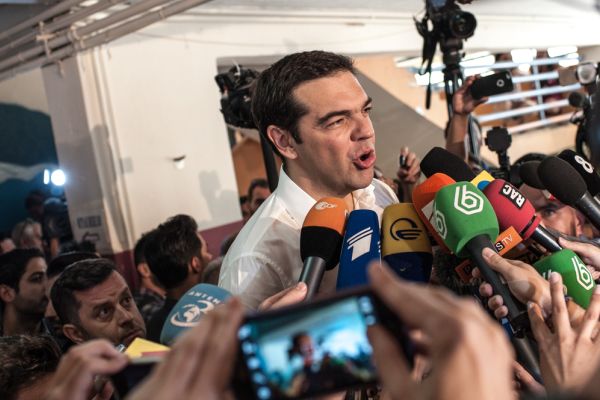 tsipras-mikrofwna-panikos