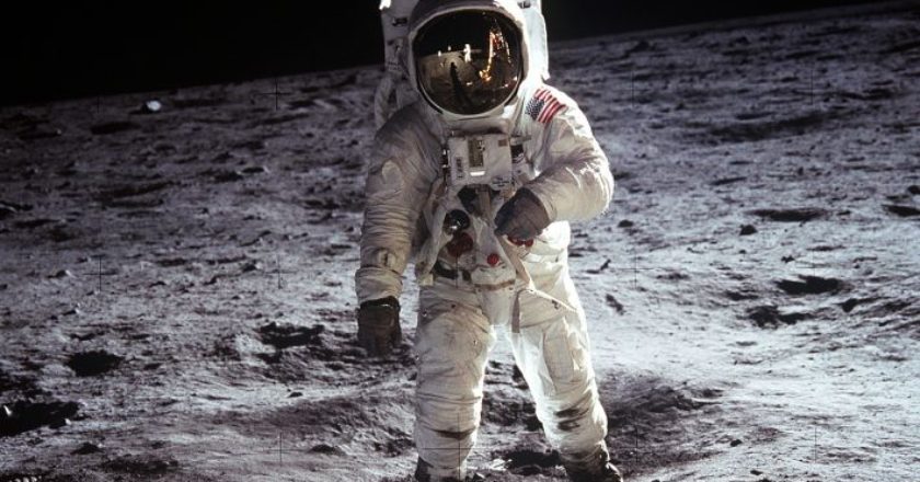 moon-landing-selini-astronautis-diastima-feggari