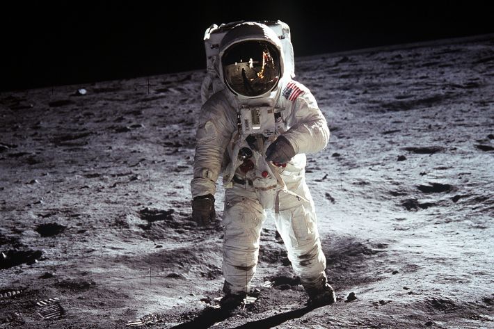 moon-landing-selini-astronautis-diastima-feggari