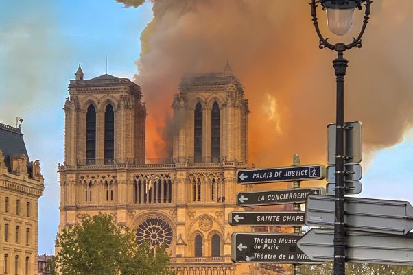 Panagia-twn-Parisiwn-Notre-Dame-fwtia-fire-by-Milliped by Milliped [CC BY-SA 4.0 (https://creativecommons.org/licenses/by-sa/4.0)]