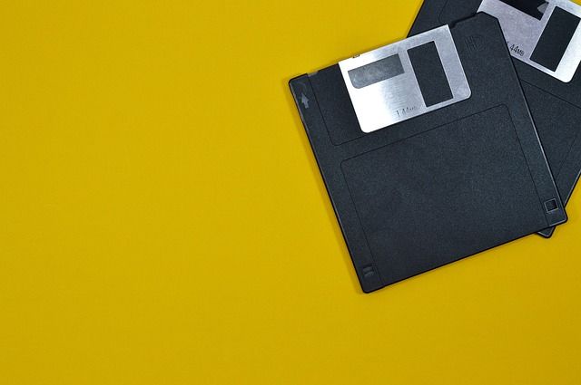 floppy-disk-texnologia-palia-retro-outdated-nostalgia-tech
