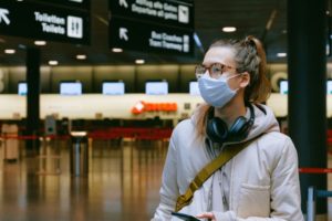 gynaika-taksidi-aerodromio-airport-tourism-maska-corona-virus