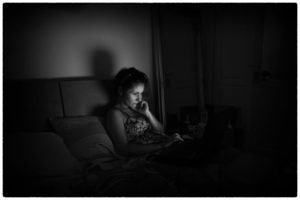 Gynaika-othoni-ypologistis-computer-pc-laptop-karantina-quarantine-monaksia